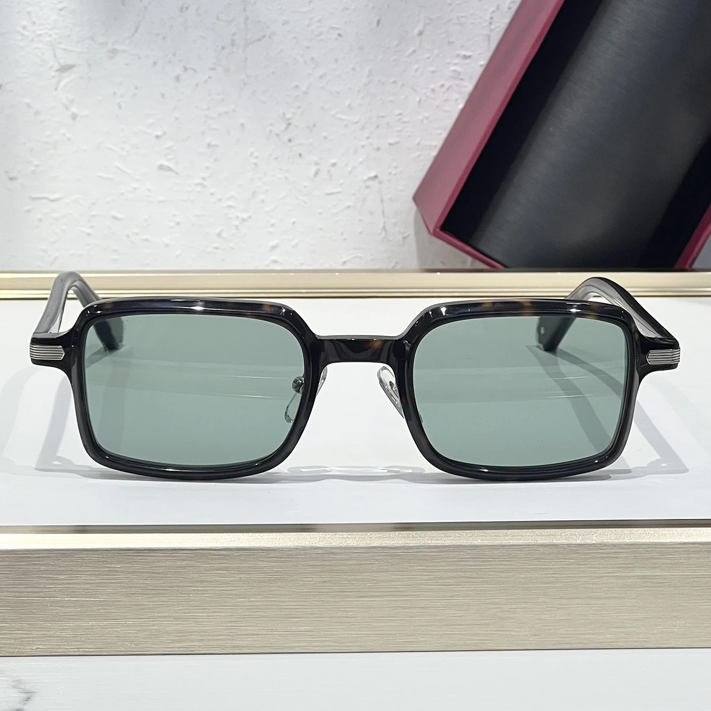 

0539 Fashion Designer Square Black Business Men Sunglasses Light Sunscreen Vacation Red Women Sunglasses Premium Outdoor