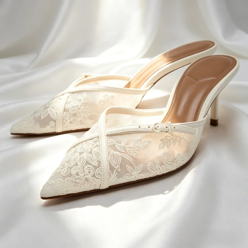 Sandalias de tacón de aguja beige con malla bordada y punta, diseño de hebilla cruzada, elegantes para bodas y novias