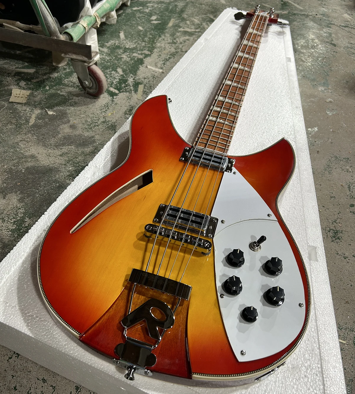 High Quality Cherry Sunburst Semi Hollow Body 4 Strings Electric Bass Guitar Rosewood Fretboard Factory Customizable