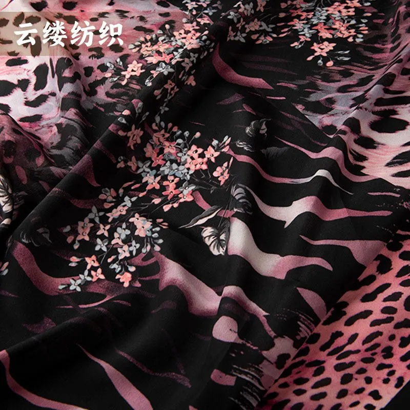 

Шелковое платье-ципао из двойного креп-материала с цветочным узором в розовом цвете и леопардовым принтом.