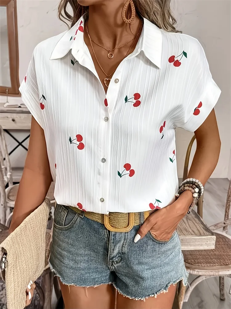 2025年夏 レディース グリーンとピンクの花柄プリント入り半袖シャツ、ファッショナブルでカジュアルな夏の休暇に