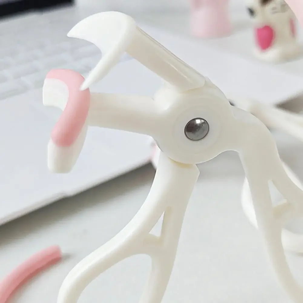 أداة تجعيد الرموش المحمولة الإبداعية ذات الزاوية الواسعة/مشبك جزئي احترافي مع وسادة سيليكون تناسب جميع مكياج النساء على شكل رموش