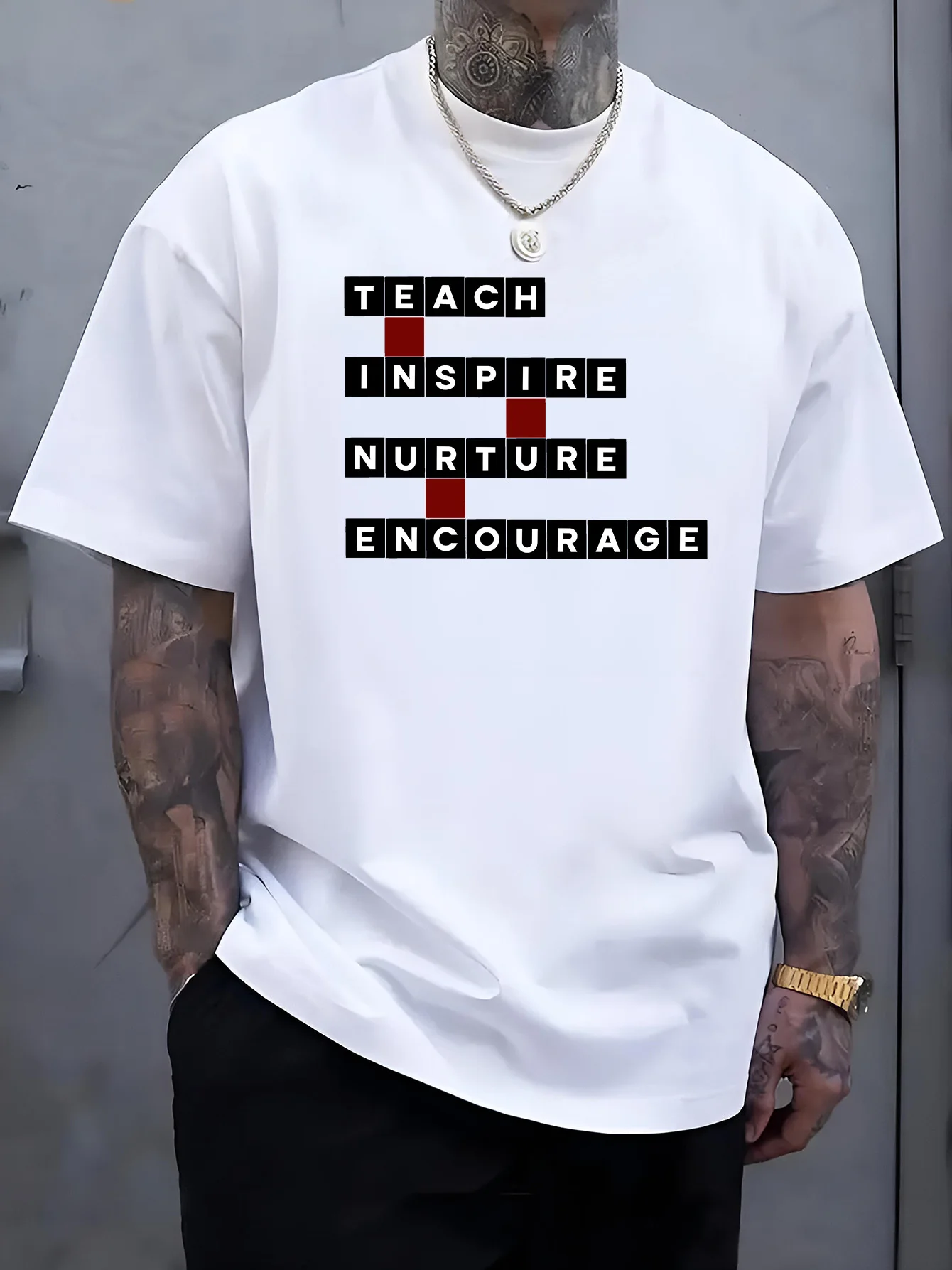T-shirt col rond noir pour homme avec lettres imprimées « Teach Inspire Nurture Encourage » et accent carré rouge – Citation positive pour enseignant – Haut décontracté en coton