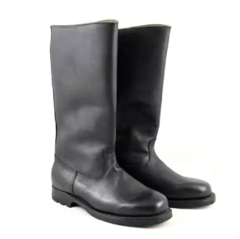 Botas de combate longas de couro preto soviético