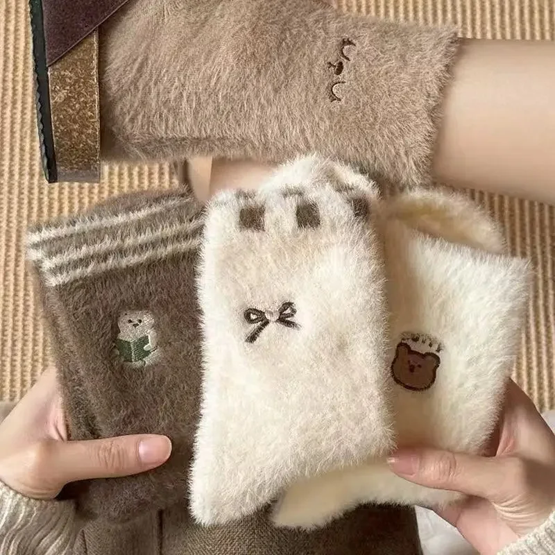 4 Paar dicke und warme Mid-Tube-Socken mit Cartoon-Tier-Schleifenmuster für Damen im Herbst und Winter, geeignet für den Innenbereich
