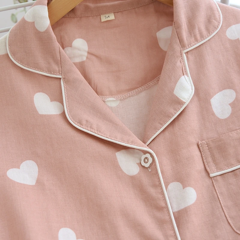 طقم بيجامات نسائي مطبوع عليه قلب لطيف قماش ناعم قابل للتنفس مريح في الارتداء بأكمام قصيرة وأزرار علوية متطابقة Pjs