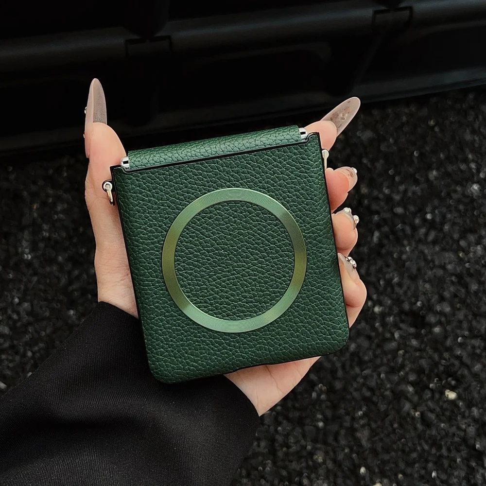 حافظة شحن لاسلكية مغناطيسية فاخرة من الجلد بنمط ليتشي لهاتف سامسونج جالاكسي Z Flip 7 6 5 4 5G غطاء مقاوم للصدمات ناعم