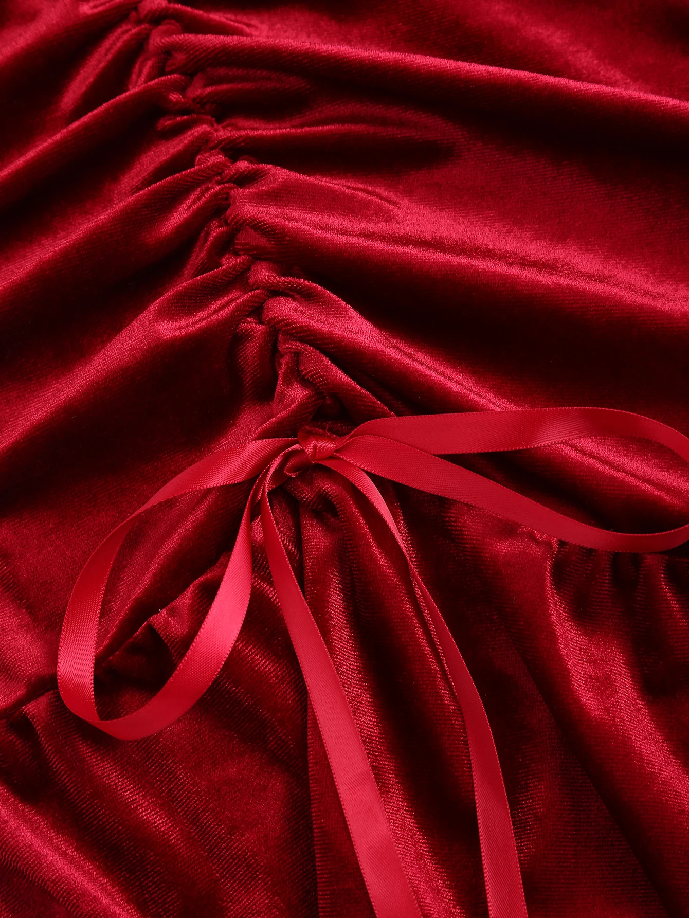 Bordeauxrode satijnen asymmetrische midi-jurk met hartvormige hals, ruches en bandjes, elegante jurk voor dames