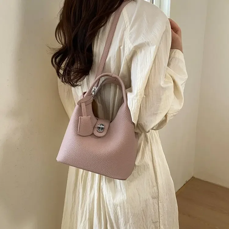 

Модная сумка-корзина 2026 с узором «Личи» в стиле ретро, универсальная сумка-ведро для повседневного использования, дизайн «мессенджер»