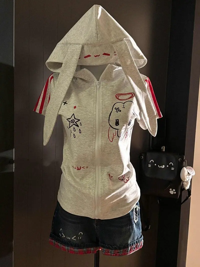 Chaqueta con capucha de manga corta con orejas de conejo japonés adelgazante sublindo estilo otaku hecho a sí mismo, top para niña, nuevo estilo de verano