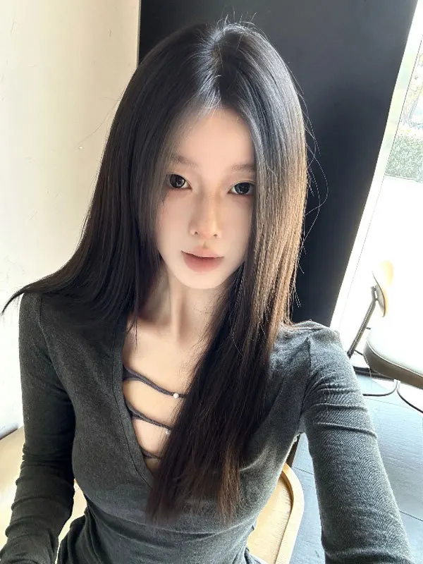 

Сексуальный облегающий топ с вырезами и длинными рукавами в стиле ретро для осени, с V-образным вырезом, уникальный и привлекательный, для создания образа дерзкой девушки.