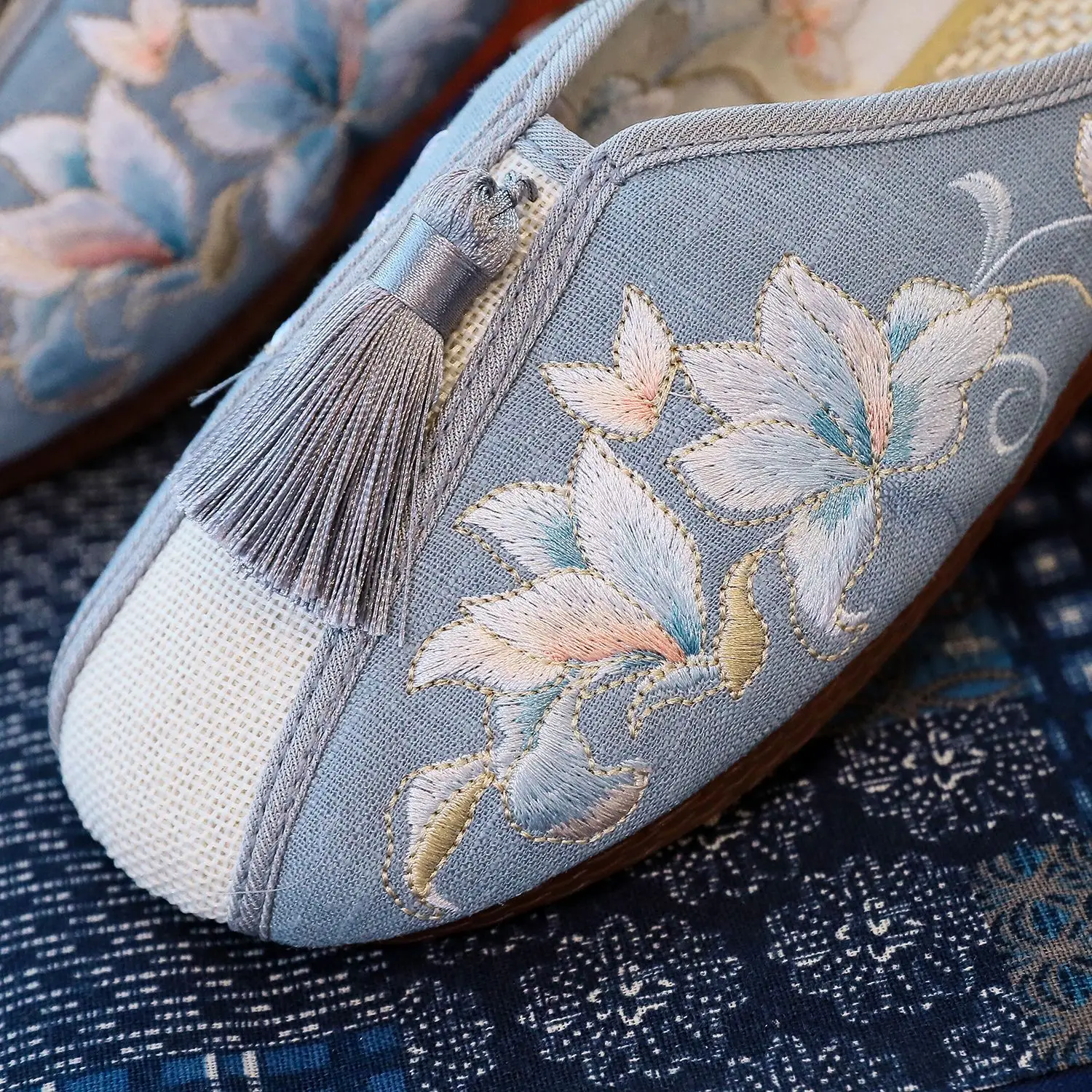 Chinese Style Flowers Embroidered Women Slippers Ladies Close Toe Leisure Comfort Flat Shoes
