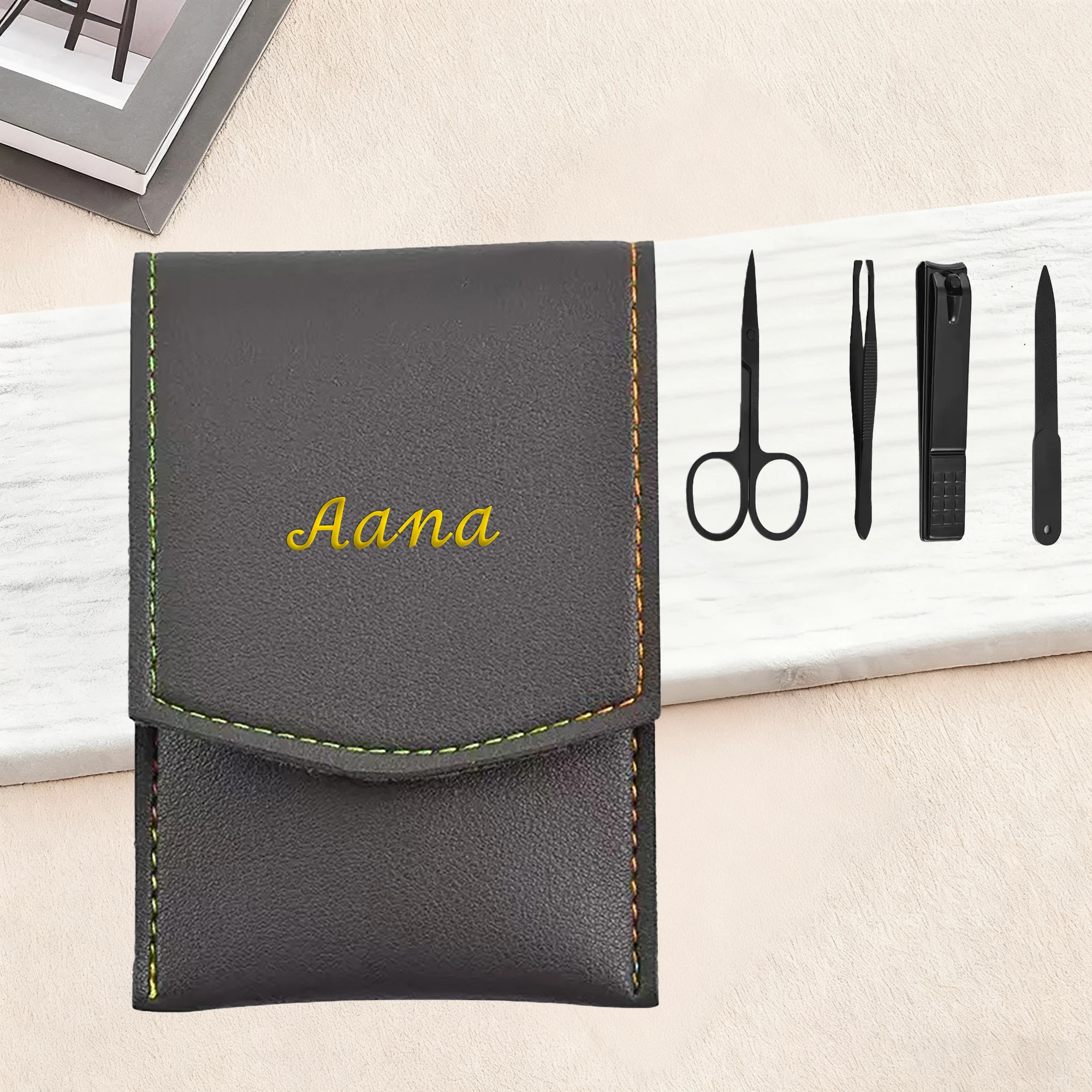 

Набор для ухода за ногтями из 4 предметов из нержавеющей стали класса люкс, с возможностью персонализации имени, стильным цветочным шрифтом, золотым горячим тиснением, в складной сумке