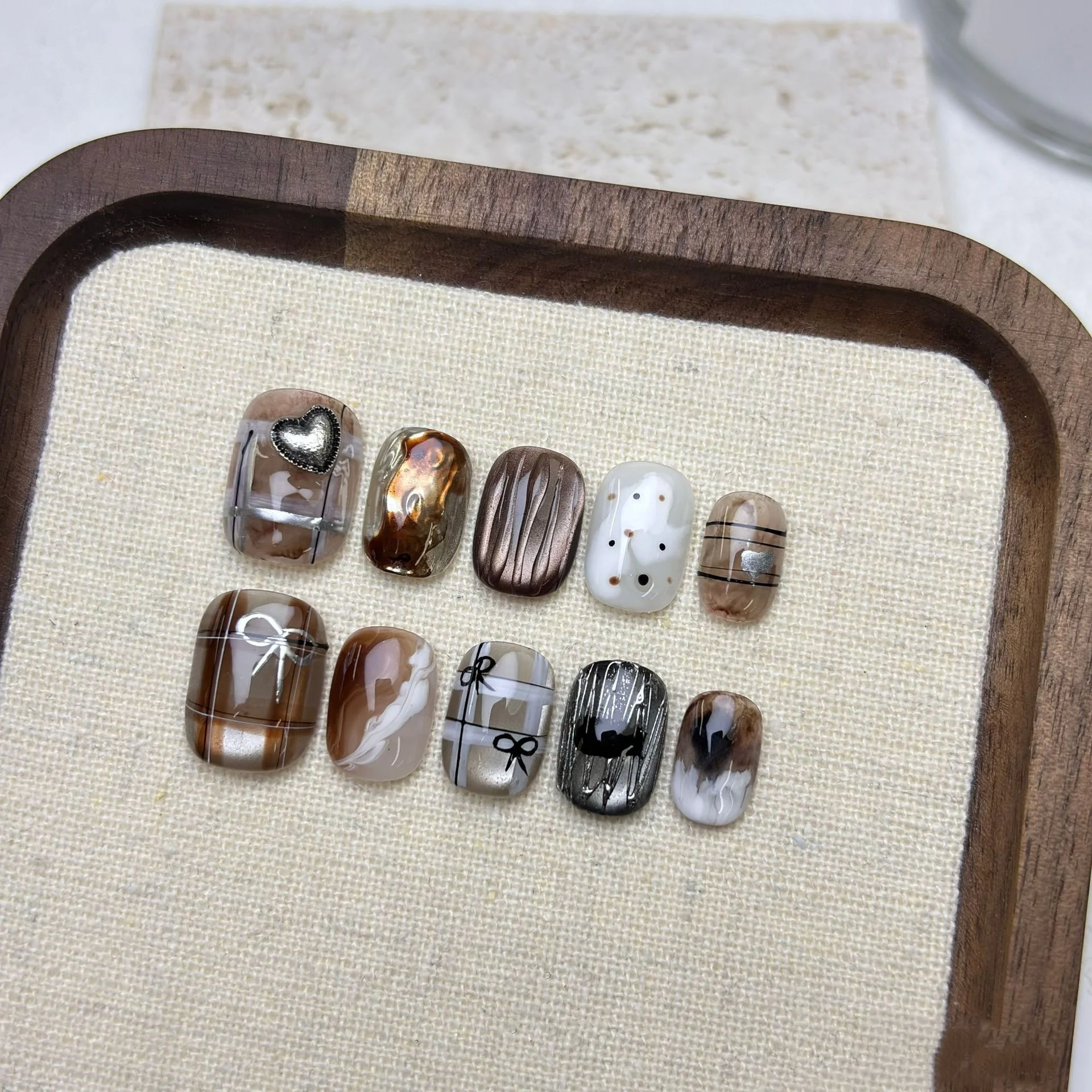 

10Pcs Short Square Head Handmade Press on Nails 3D Retro Heart Full Cover Fake Nails Tips with Bow Grid Reusable False Nails Art