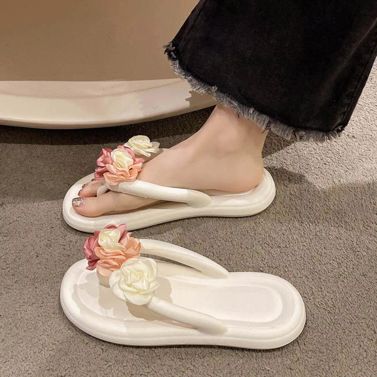 

Adorable Flower Flat Bottom Anti-Slip Beach Sandals Women's Summer New Style Comfortable Slip-On Clog Shoes Casual Wear