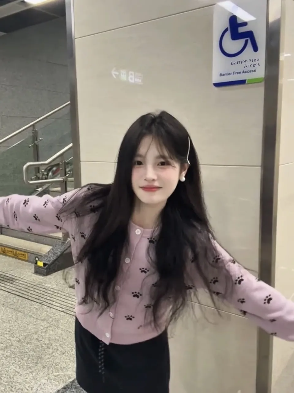 Koreański różowy kardigan z dzianiny, rozpinany lub otwarty, damski, na wczesną jesień, wyszczuplający, sweter, luźny krój, wygodny.