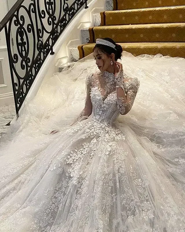 ชุดแต่งงานทรงบอลกาวน์ไซส์พลัส แขนยาว คอสูง ประดับดอกไม้ 3 มิติ พร้อมชายกระโปรงทรง Cathedral Train ดีไซน์หรูหราสั่งทำพิเศษ