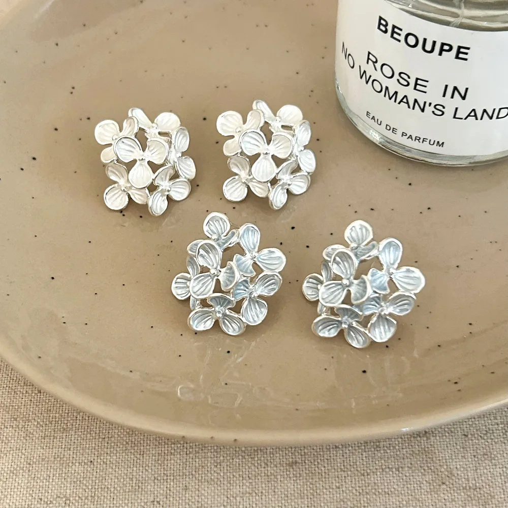 

Vintage Design White Blue Irregular Flower Stud Earrings for Women New Elegant Drip Oil Floral Earrings Jewelry Bijoux Gift