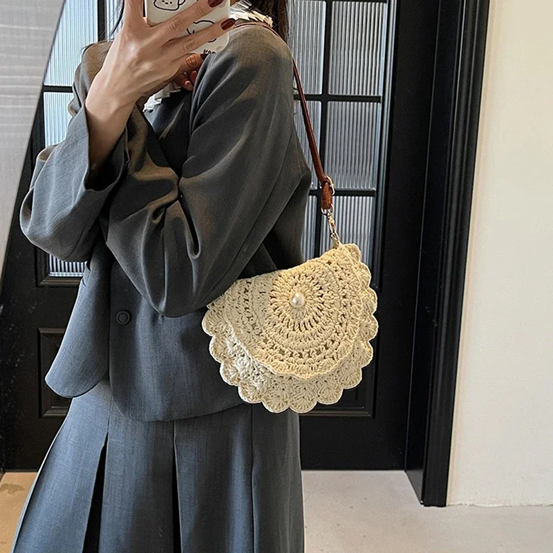 Modna ażurowa torebka na ramię damska, ręcznie robiona z bawełnianego nici, szydełkowa torebka crossbody, letnia torebka z klapką zapinaną na guzik.