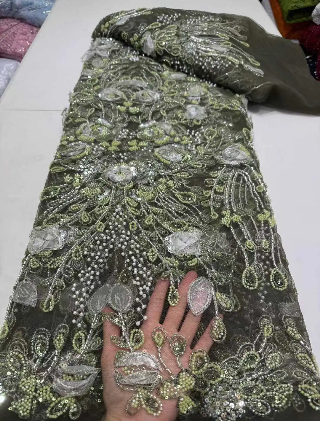 Tela de lujo de alta gama para mujer, nuevo diseño de moda, bordado hecho a mano, cuentas de lentejuelas de encaje de red para hacer vestido de novia