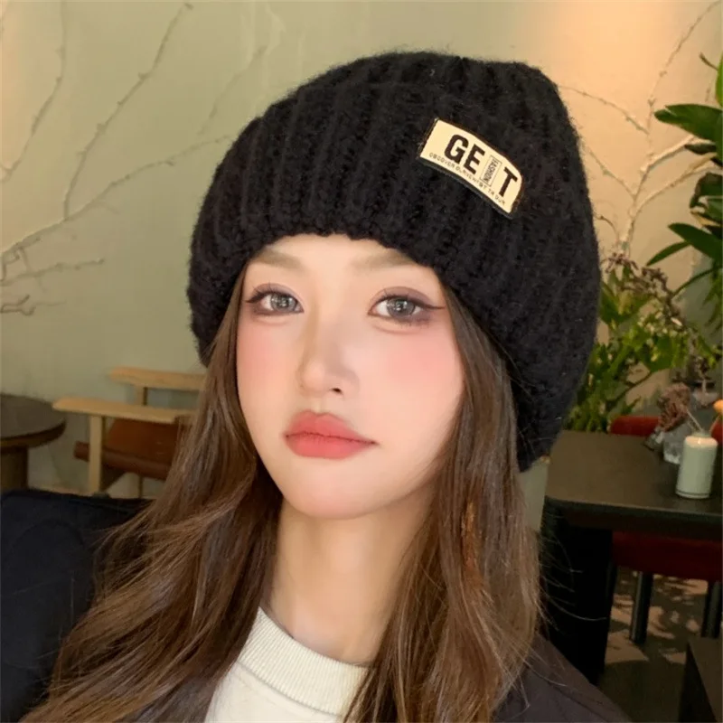 

Logo-lettered pure-color woolen hats for ladies in Korea and Japan, face-slimming, ear-protecting, trendy and casual