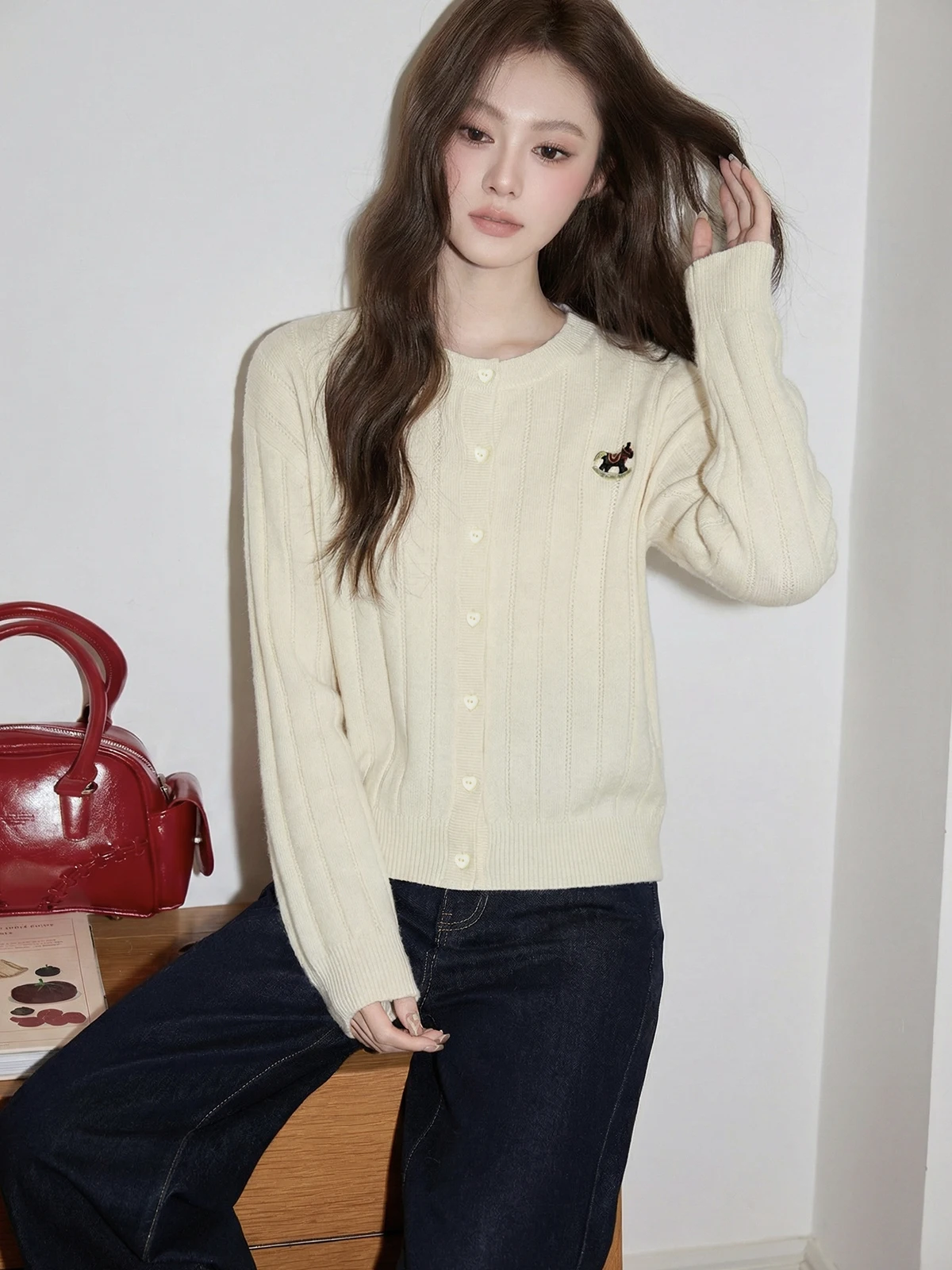 

Женский вязаный кардиган Slim Fit, новинка весенней коллекции, с вышивкой, мягкий, с длинными рукавами, круглым вырезом, на пуговицах