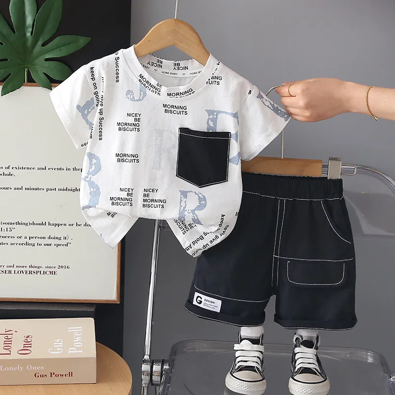 

Костюм для мальчиков-малышей 2026: Новая летняя одежда для мальчиков 0-5 лет, комплект из двух предметов – футболка с коротким рукавом и шорты с буквенным принтом и карманами