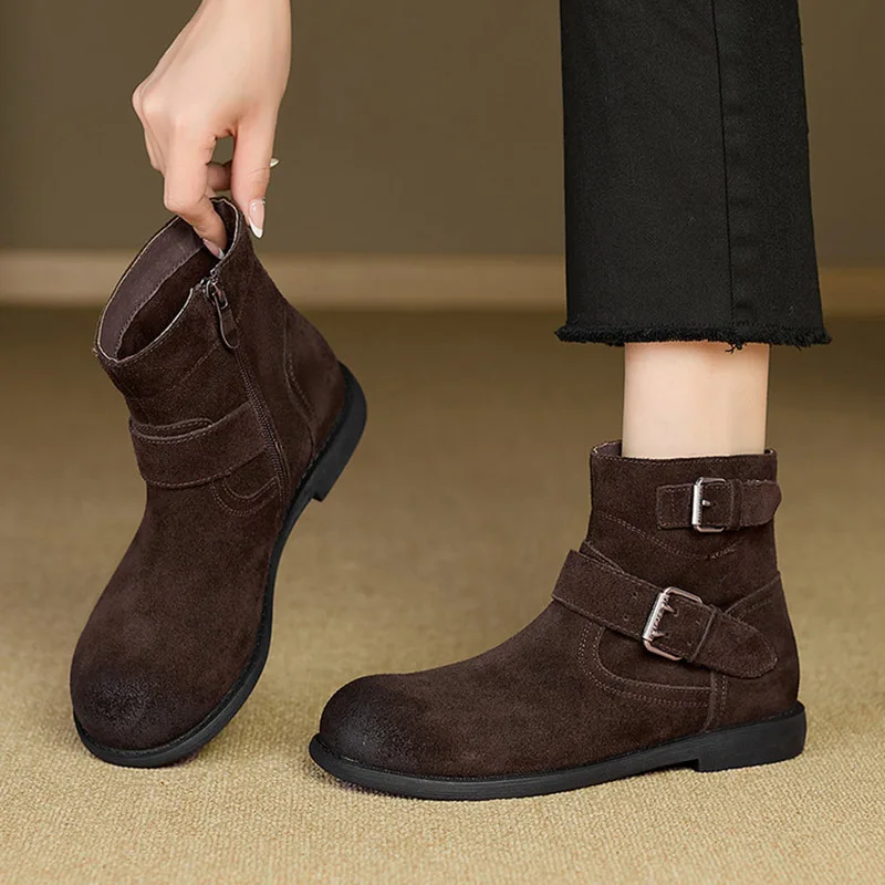 البني المرأة الجلد المدبوغ حذاء من الجلد الجانب زمم كعب منخفض أحذية سيدة الرجعية مع حزام مشبك جولة تو الأحذية 2025 Phoentin FT4249