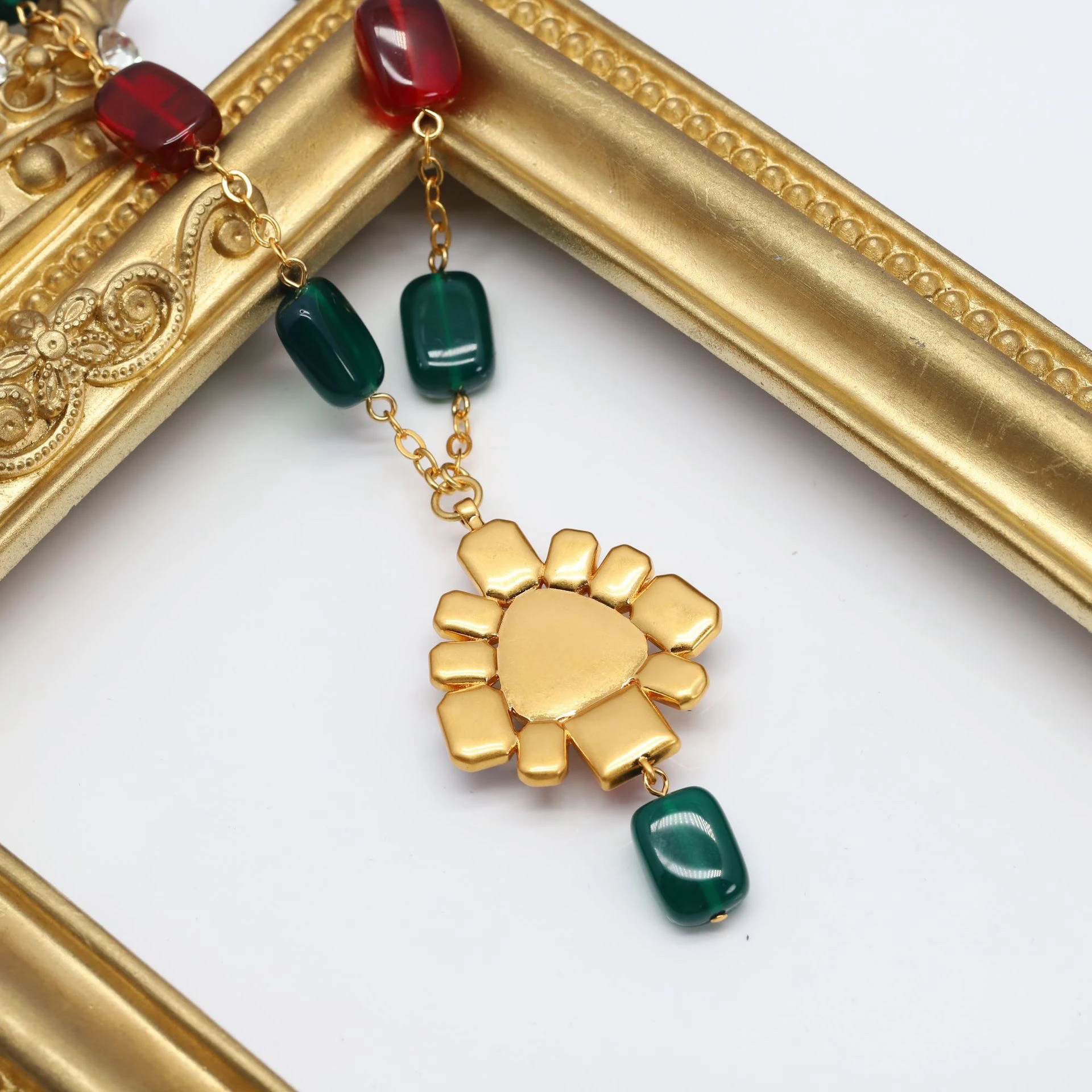 Fashionable Colorful Glass Two tone Gold Vintage Pendant Women's Necklace Daily Matching Skirt Coat Accessories