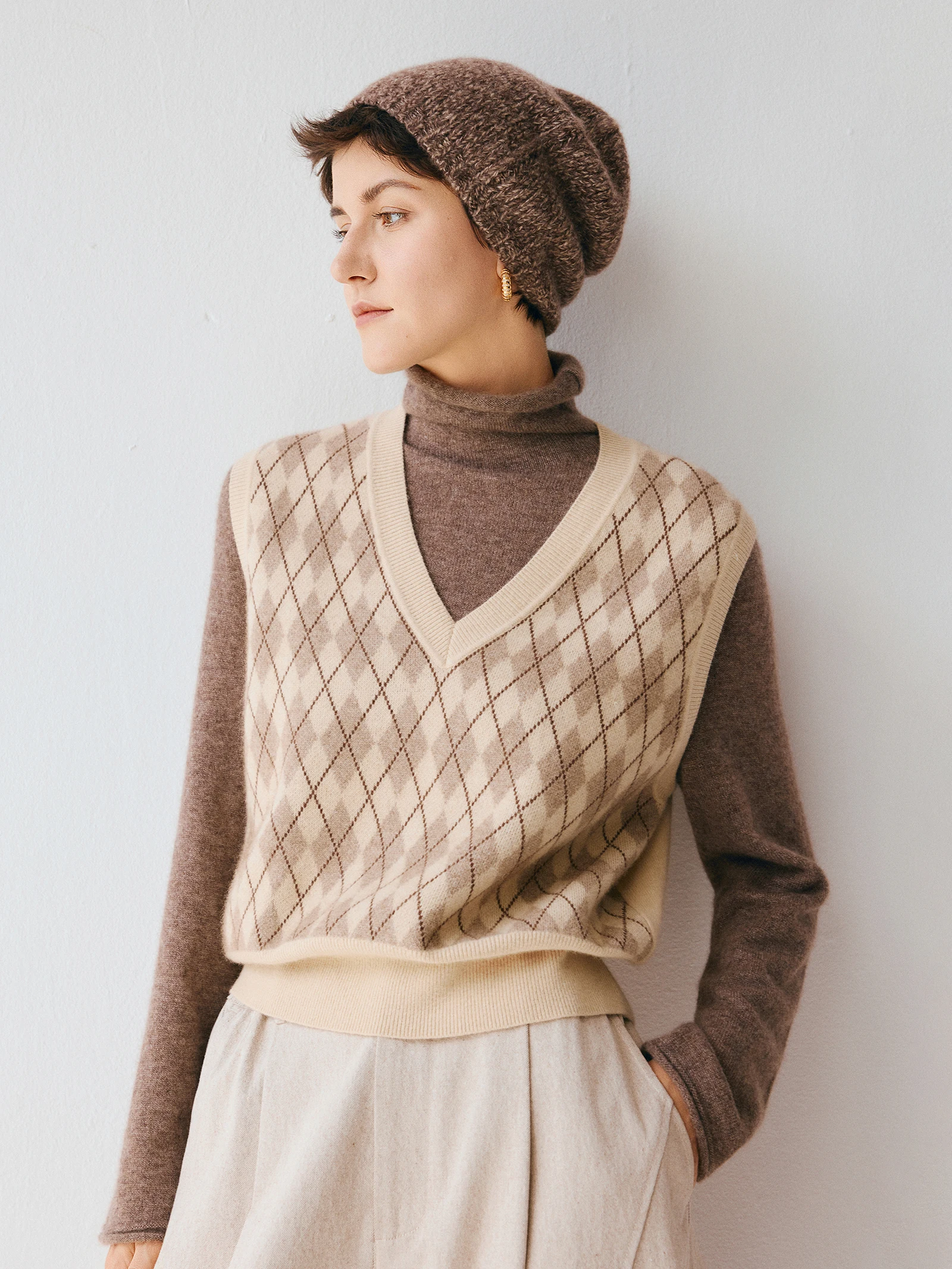 

Жилет Kiwi Squirrel Select из новозеландской козьей шерсти с V-образным вырезом, серия Diamond ID, от Knowlable Institute