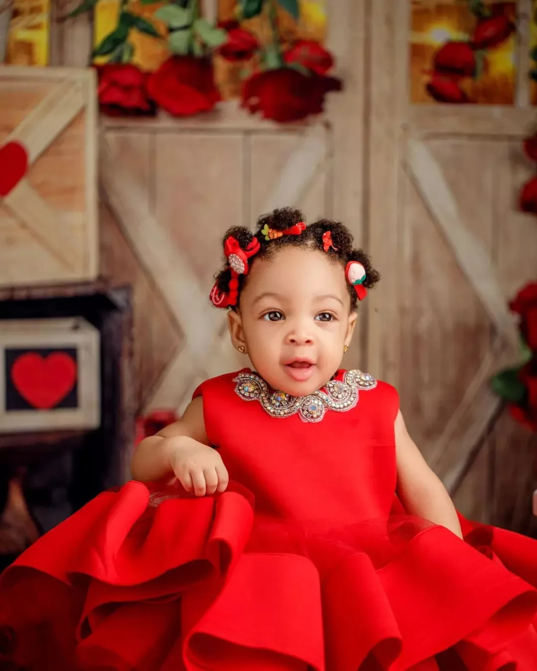 Vestidos vermelhos frisados flor menina com arco volta, babados joelho comprimento, princesa bebê meninas, primeira festa de aniversário, vestido pageant para casamento