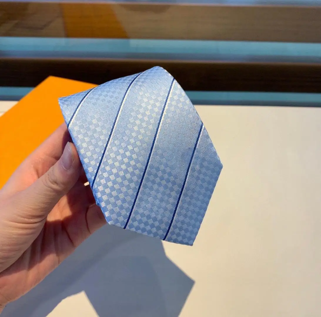 تم تصنيع هذه الربطة المميزة المصنوعة يدويًا من حرير التويل عالي الجودة بنسبة 100% وربطة عنق رجالية فاخرة تجعل أيضًا هدية ممتازة.