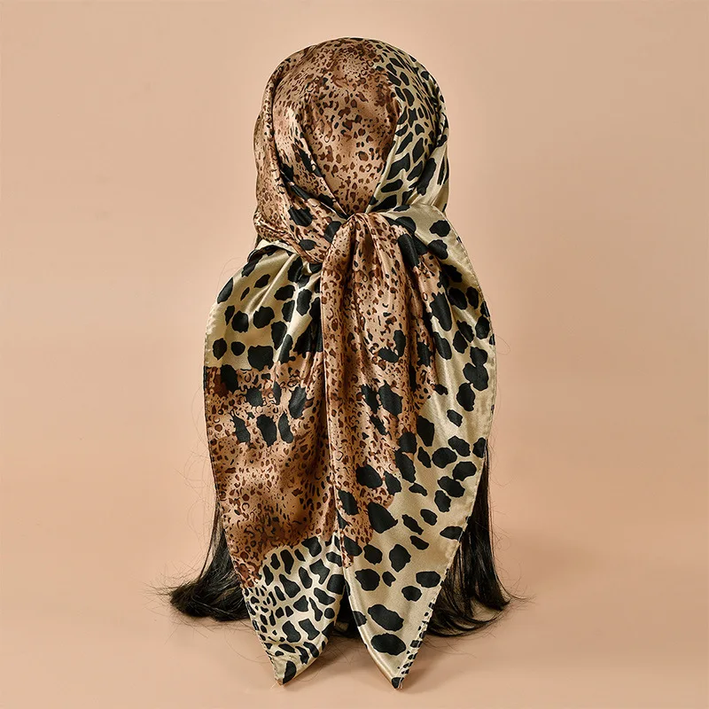 2025 marca de lujo leopardo punto mancha bufanda cuadrada mujeres chales y chales Oficina pelo pequeño cuello Hijabs pañuelo Foulard 90*90cm