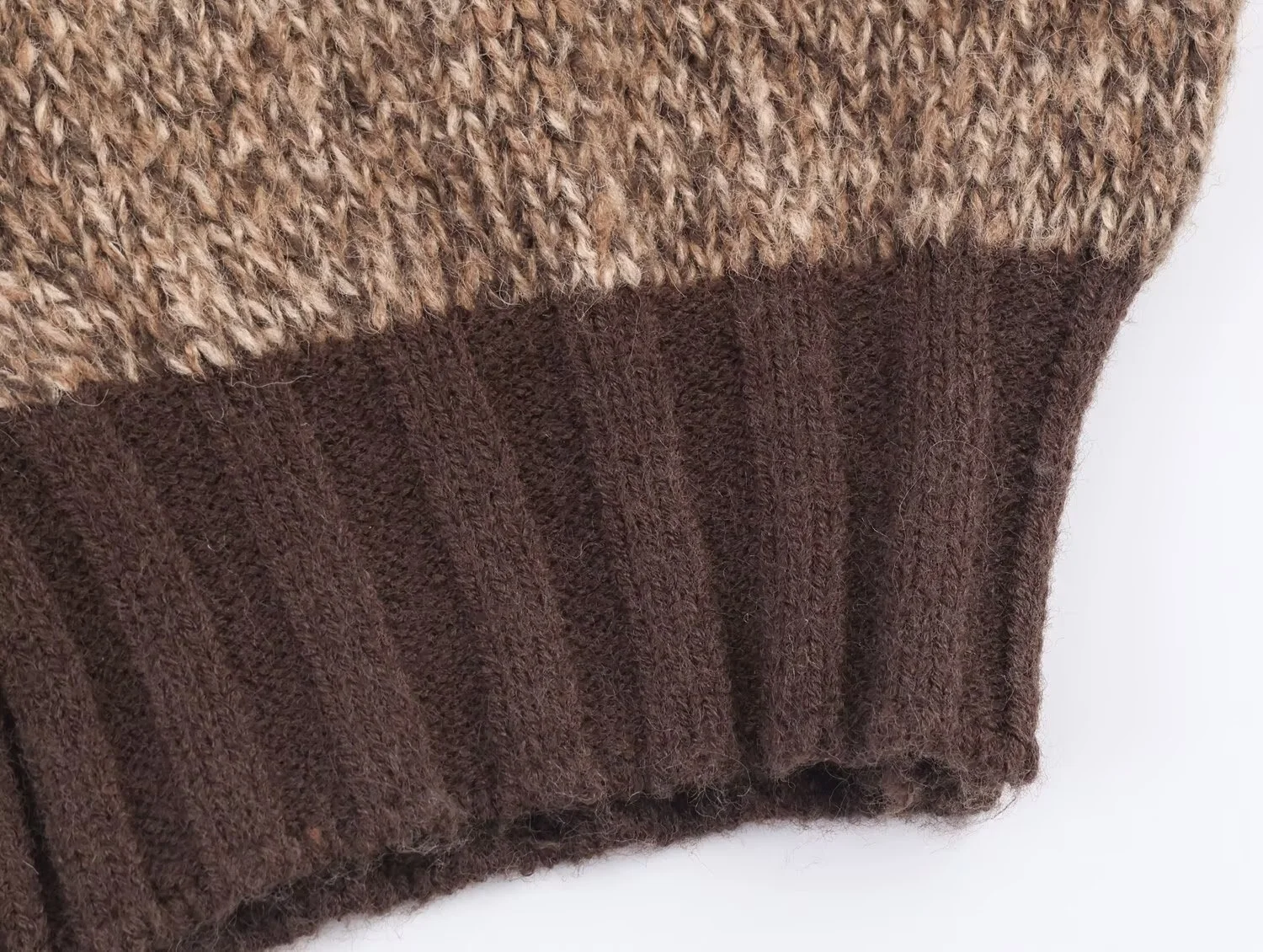 2022 Winter Neue Damenbekleidung Einfacher und eleganter High-Neck-Farbblock-Pullover Warme und vielseitige Strickjacke