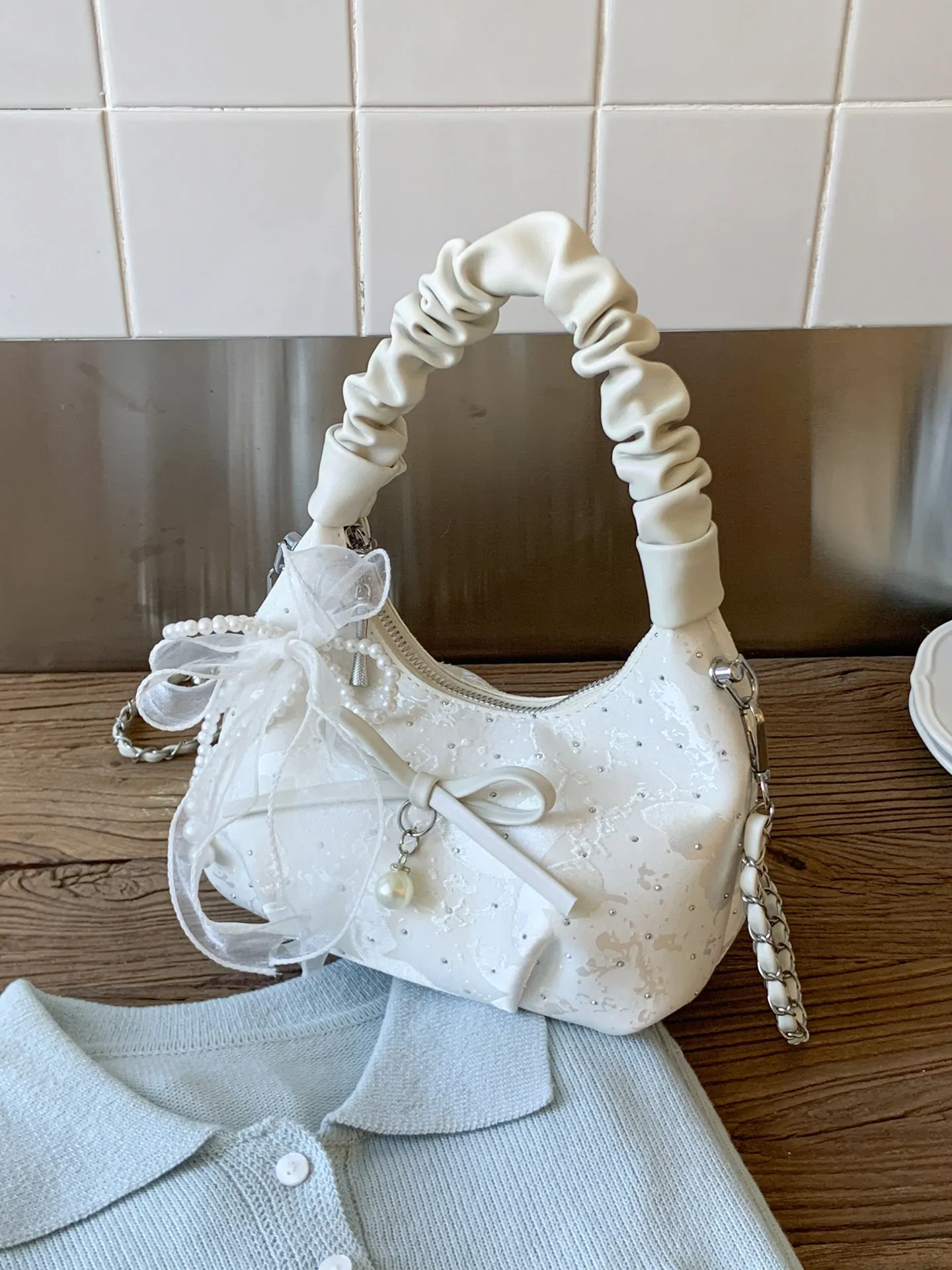 

Весенний тренд: Женские сумки с плиссированным бантом, новинка 2026 года, модные сумки через плечо со стразами и цепочками, изысканная элегантная женская сумка на плечо