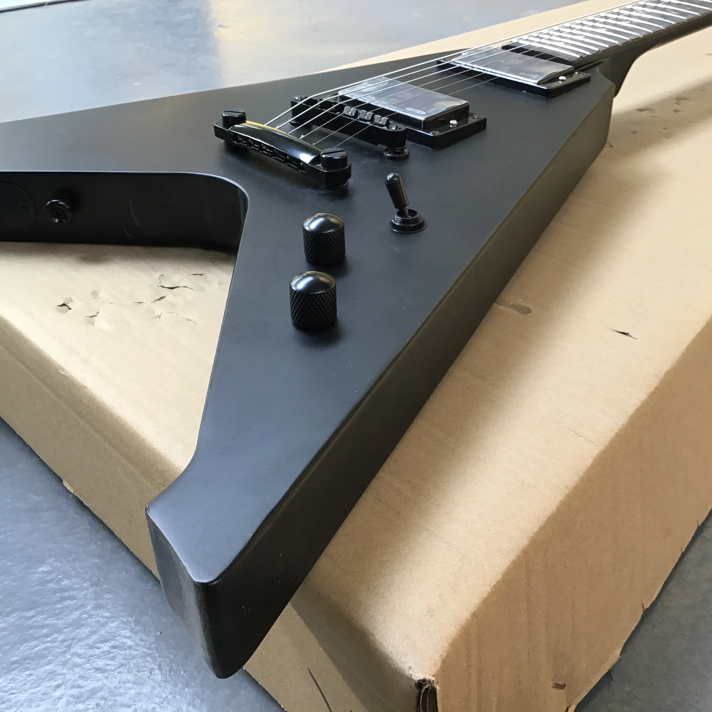 

6-струнная электрогитара с матовой отделкой корпуса V-образные звукосниматели HH Популярные продажи Высококачественная гитара для студентов и взрослых для начинающих