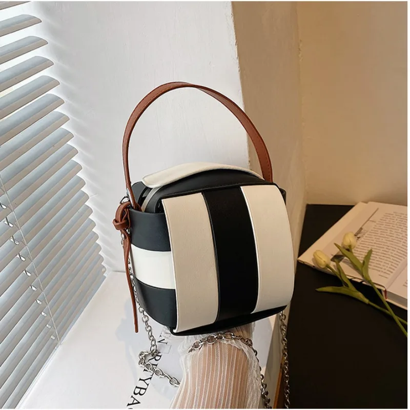 Niche Design Small Bag 2023 Fashion New Lady Hand Lift Bucket Bag Trend Chain Contrasting Shoulder Glyphbing Bag