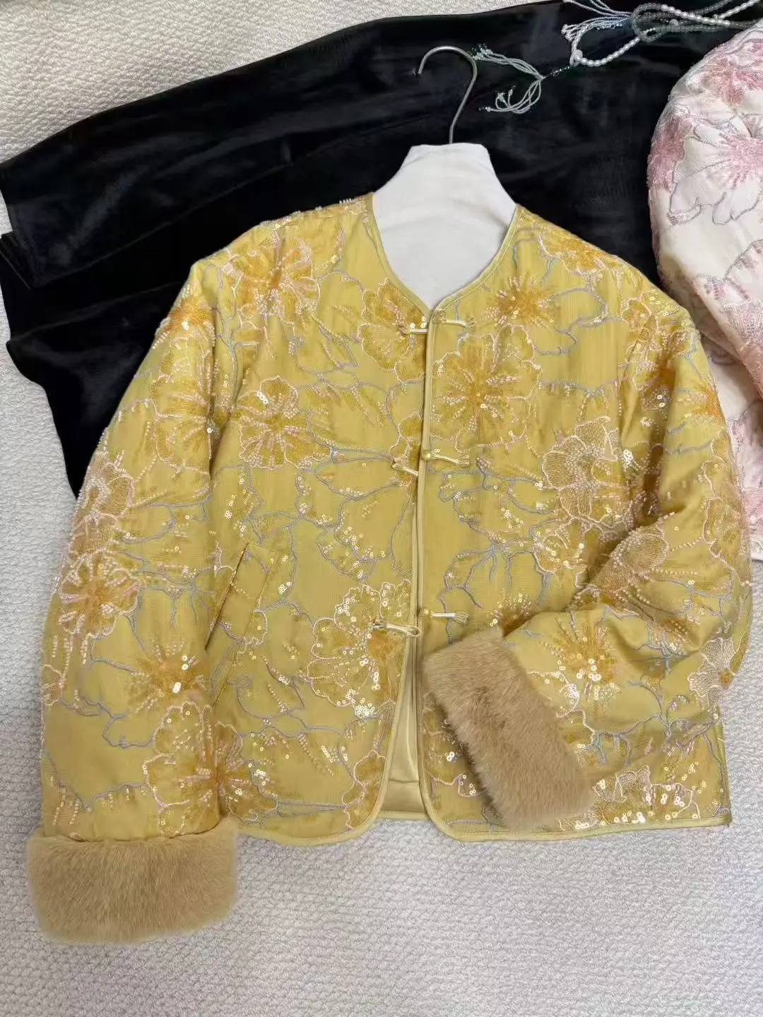 

New Chinese-style women's clothing for winter 2025 Yellow beaded embroidered fashionable and warm down jacket