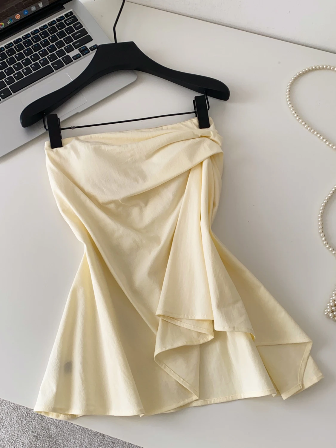 

Fashionable Asymmetric Pleated Crop Top Women's Slim Fit Casual Design Sense Shirt Short Length Versatile Simple Style