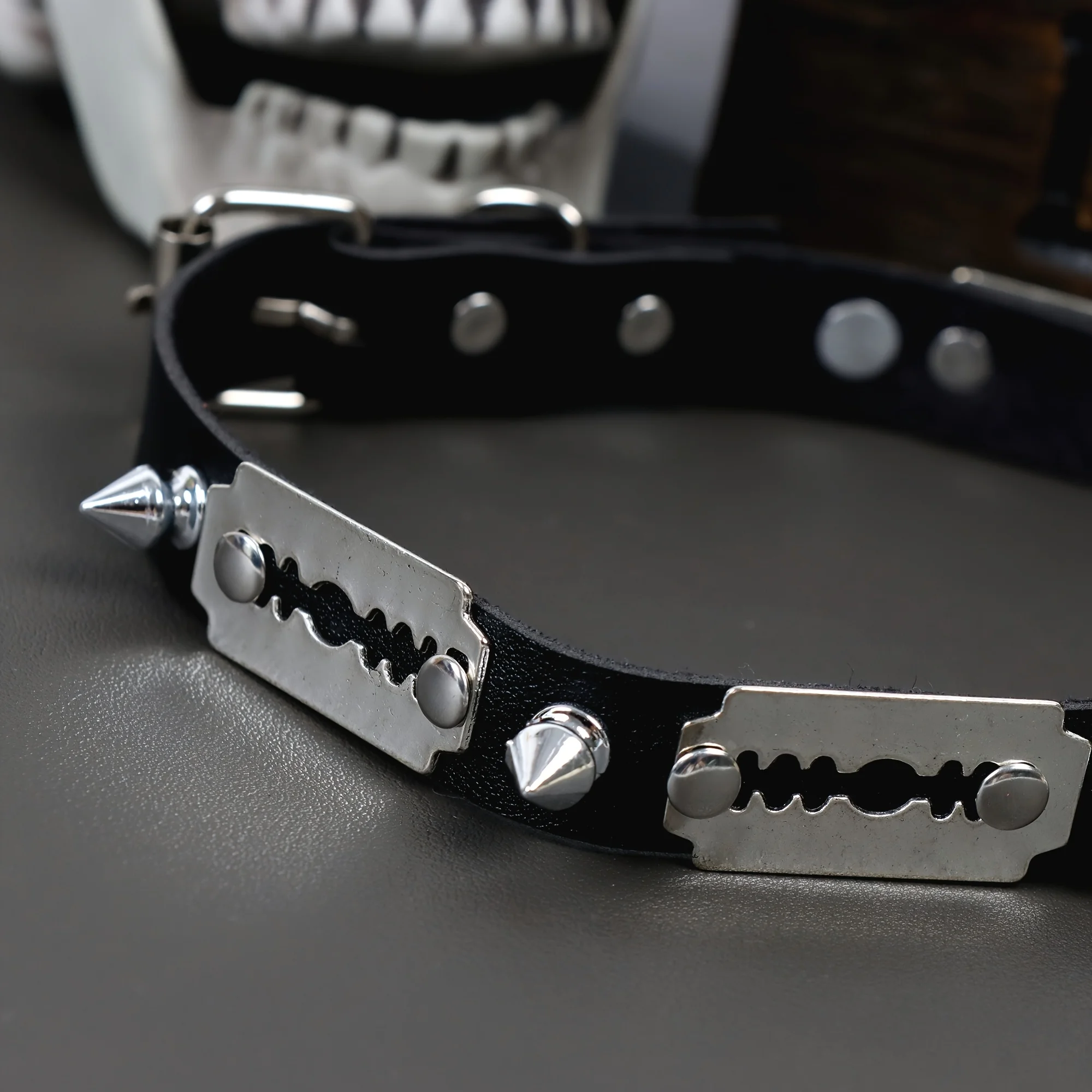 القوطية الهيب هوب للجنسين PUPU بو الجلود المختنق الجلود، تنوعا النمط الياباني الكوري مسننة برشام مطعمة قلادة طوق، Fas