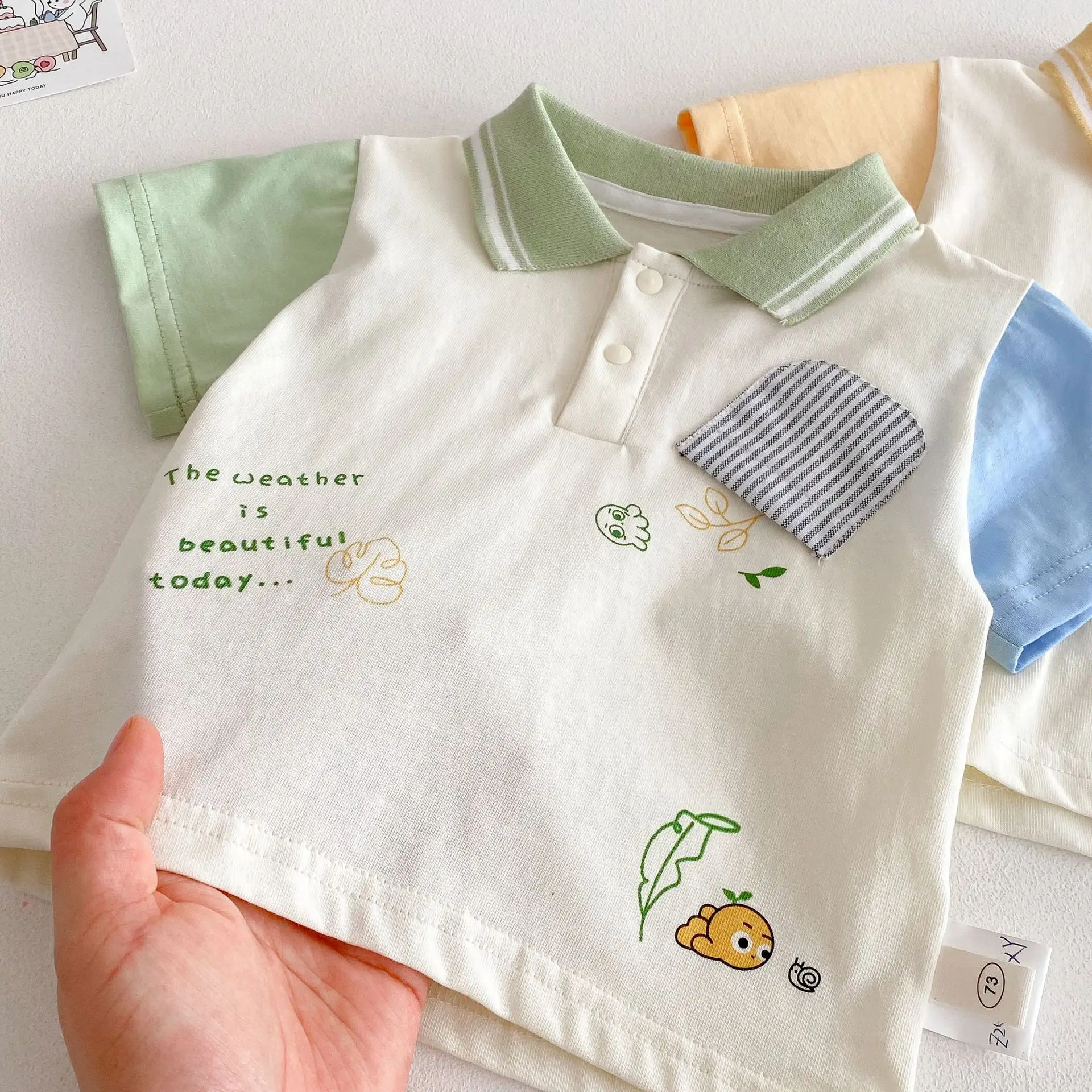 Farbblockiertes Poloshirt für Kinder, 2025, neuer Sommer, koreanische Ausgabe für Jungen, Buchstaben-T-Shirt, dünnes Baby-Mode-Streifen-Sommerkleid