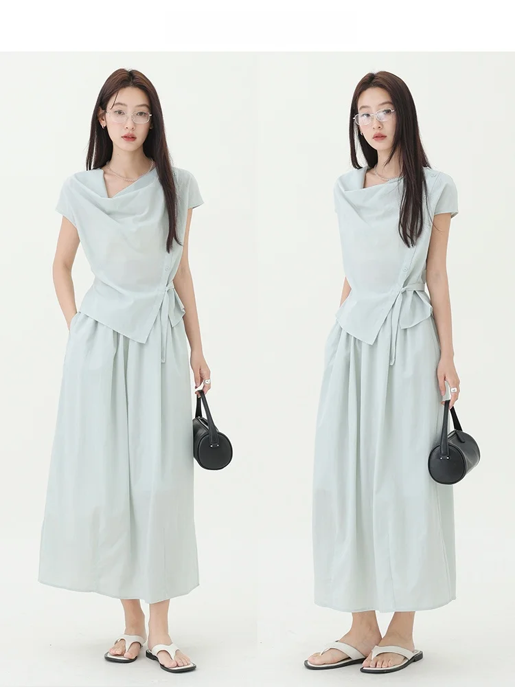 

Модный летний комплект: асимметричный топ с коротким рукавом и юбка А-силуэта с высокой талией. Женская одежда для офиса и повседневной носки.