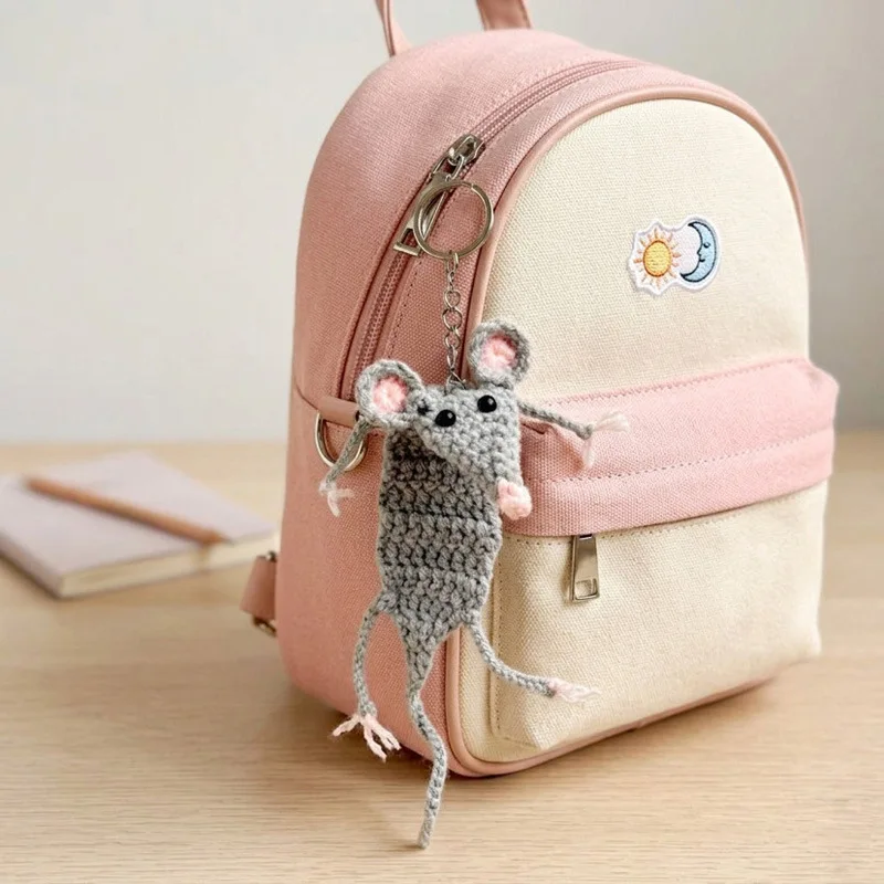 Lustiger gehäkelter Maus-Anhänger, handgemachter gestrickter Maus-Schlüsselanhänger, niedlicher Tier-Anhänger für den Rucksack. – Detail 5