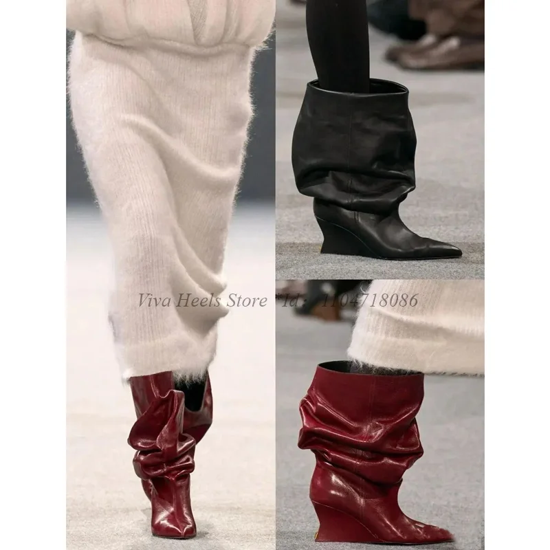

2025 г., подиумные ботинки до середины икры из лакированной кожи на танкетке, ботинки до середины икры с острым носком на высоком каблуке, мятые красные/черные/белые ботинки, роскошная женская обувь