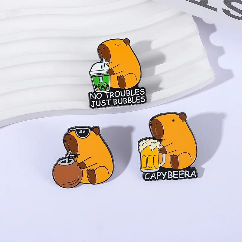 カピバラ ドリンク ドリンクス ピン かわいい動物 ラペルピン バッジ バックパック用 ブローチ 衣類用 ジュエリー アクセサリー ギフト