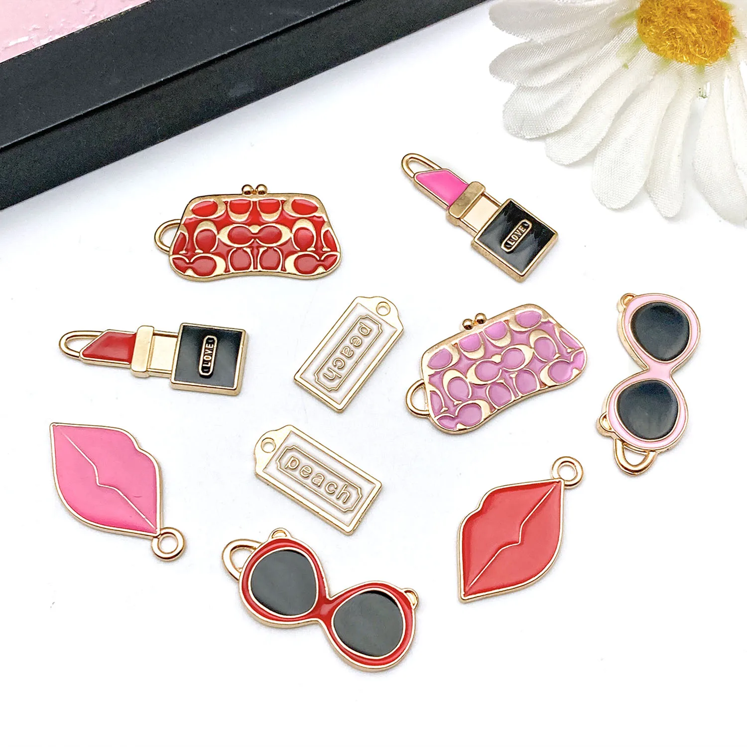 5/10 قطع من المعلقات المصنوعة من سبائك المينا للحقائب النسائية التي يمكنك صنعها بنفسك وإكسسوارات أحمر الشفاه والأساور والأقراط وسلاسل المفاتيح.