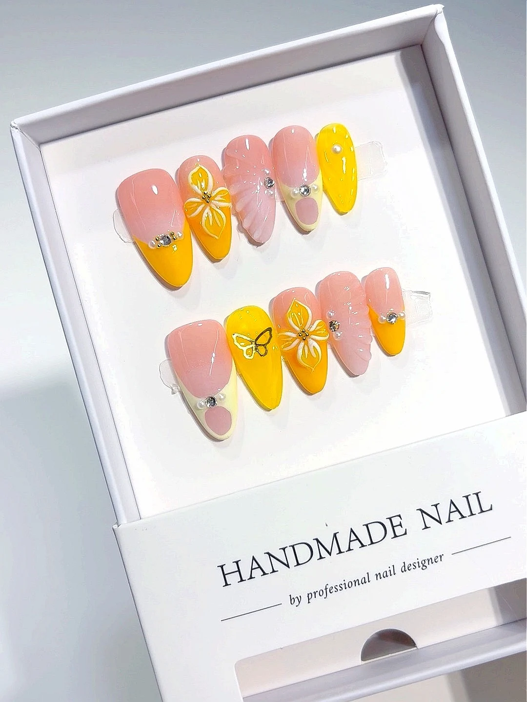 

Веселый летний пресс на ногтях — цветочные, бабочки и блестящие акценты (D539)