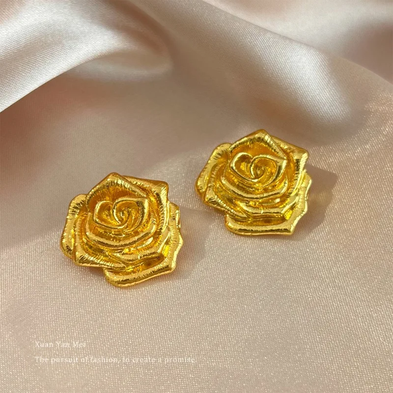 Vintage Gold Rose Brooch Simple Luxury Label Pin Women Accessory for Dress Coat Daily Party Office Decoration Gift