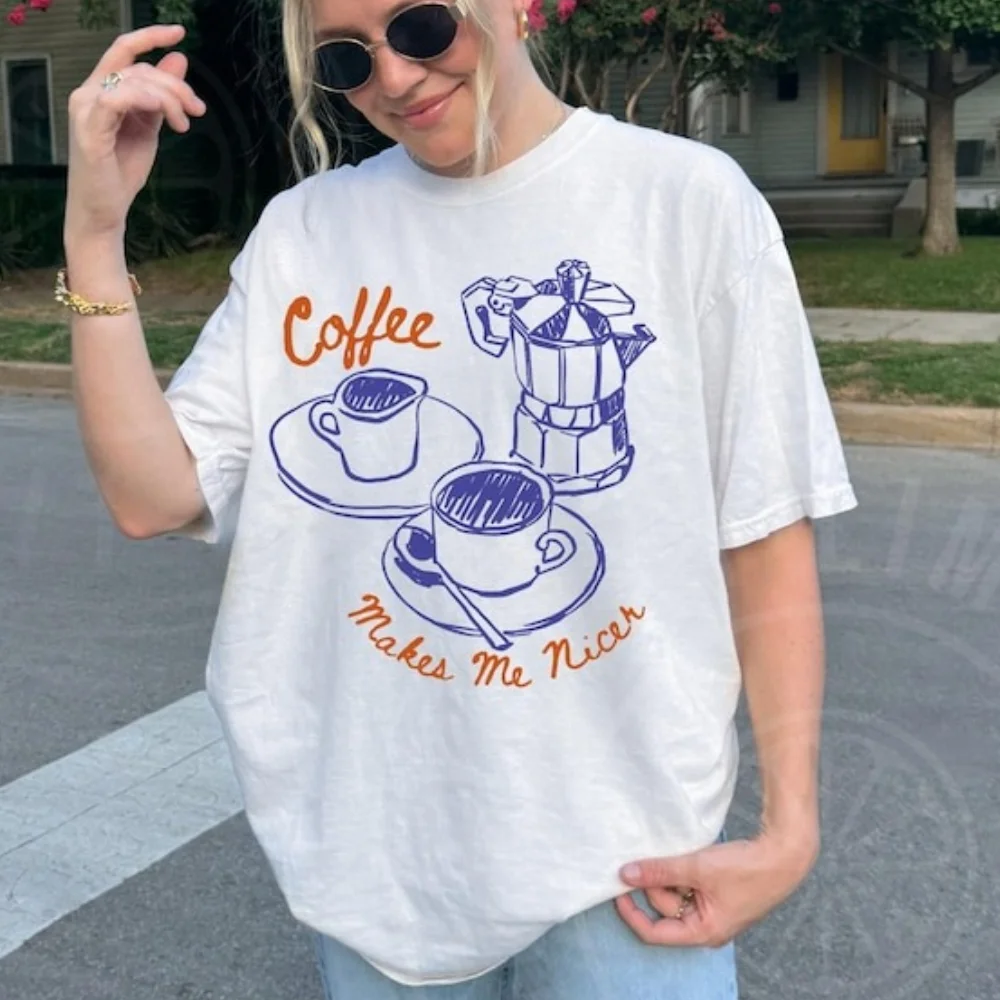 

Рубашка Coffee Makes Me Nicer, рубашка Coffee Club, цветная футболка, подарок для любителей кофе, топы в стиле ретро, футболка, топы Foodie, Ropa Mujer