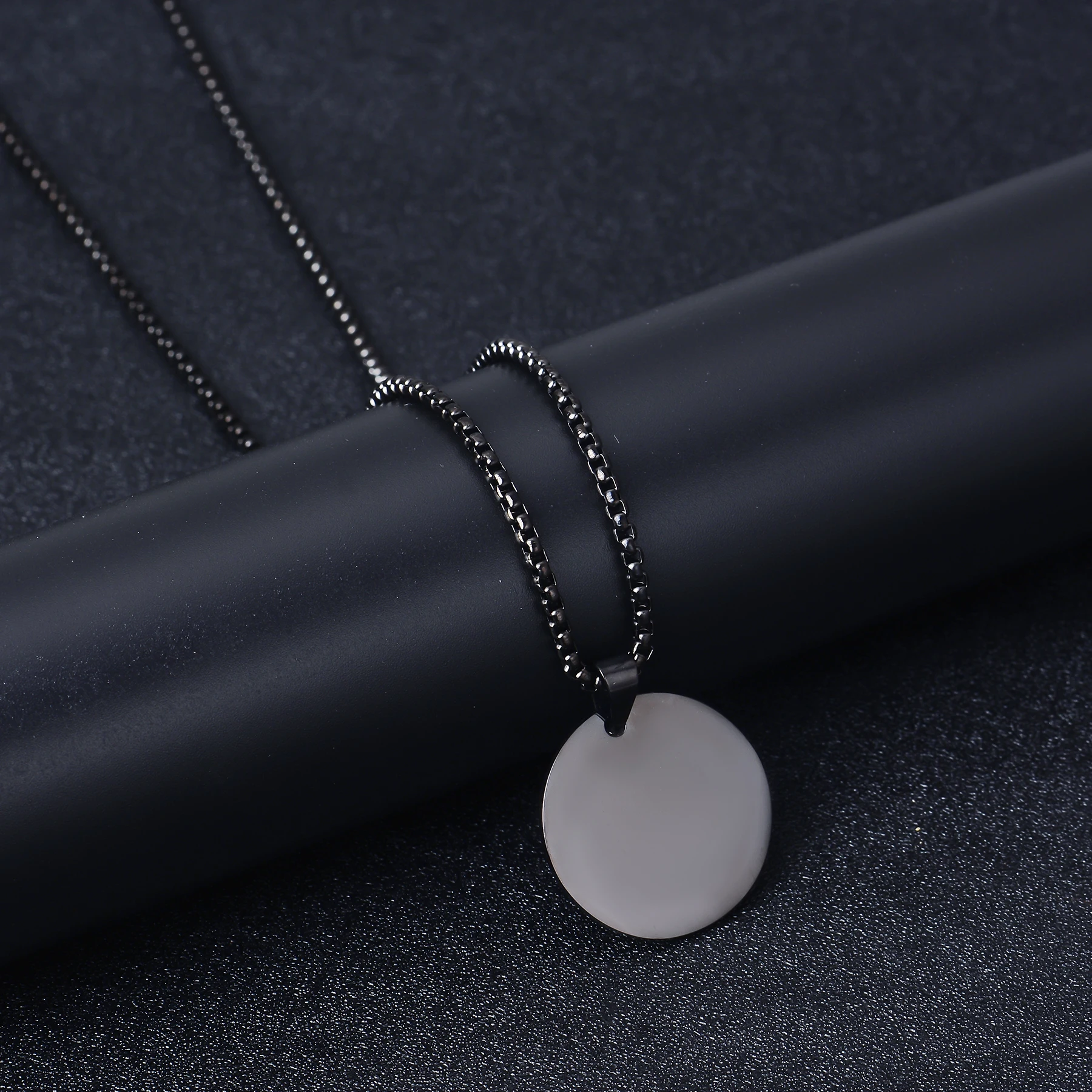 Stainless Steel Round Pendant Engrave Name Necklace Custom Text image Locket Pendant for Women Men Family Lover Jewelry Gift